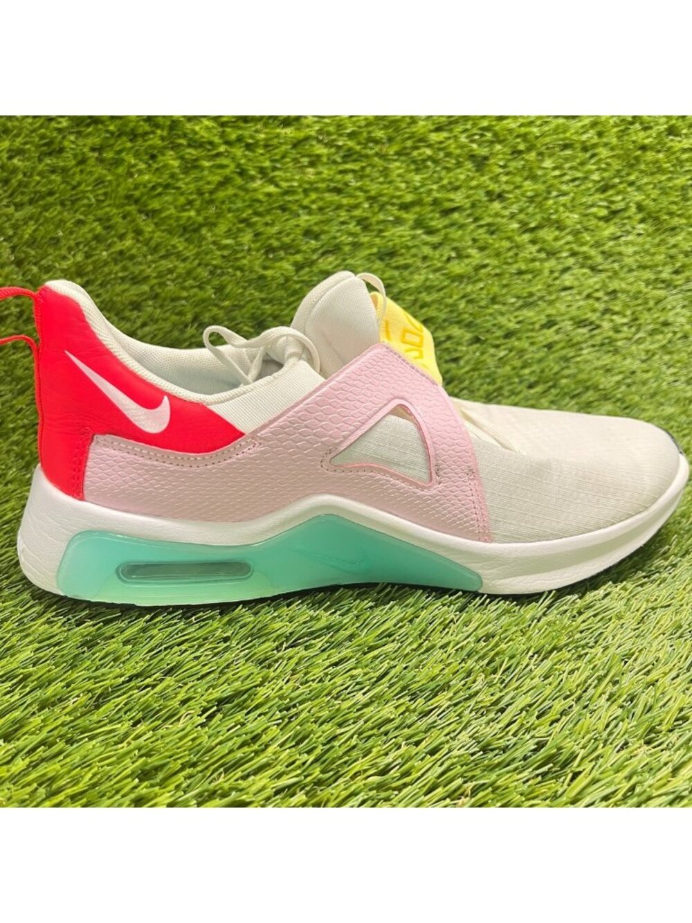 Nike Air Max Bella TR5 Womens Size 9 White Pink Athletic Running Shoes Sneakers
